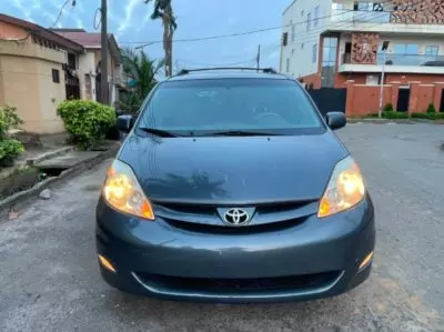 TOYOTA Sienna