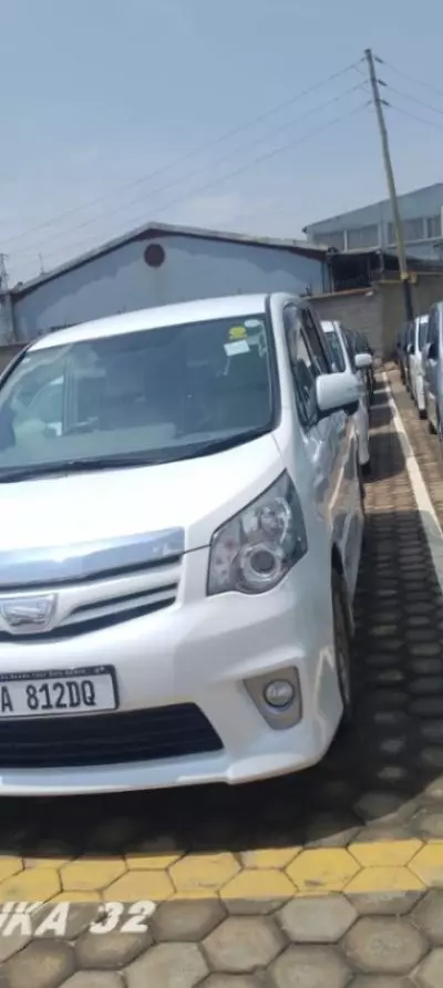 TOYOTA Noah