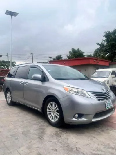 TOYOTA Sienna