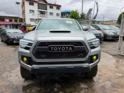 TOYOTA Tacoma