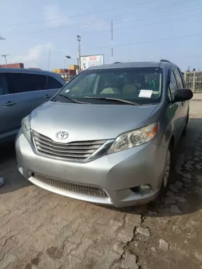 TOYOTA Sienna