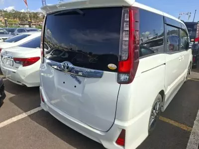 TOYOTA Noah Hybrid