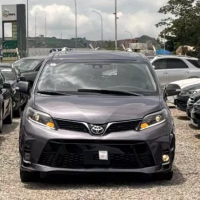 TOYOTA Sienna