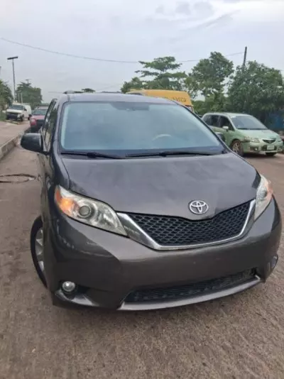 TOYOTA Sienna