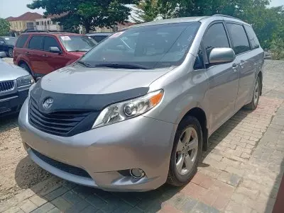 TOYOTA Sienna