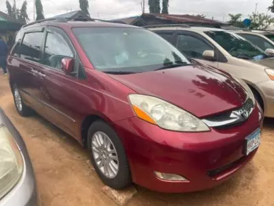 TOYOTA Sienna