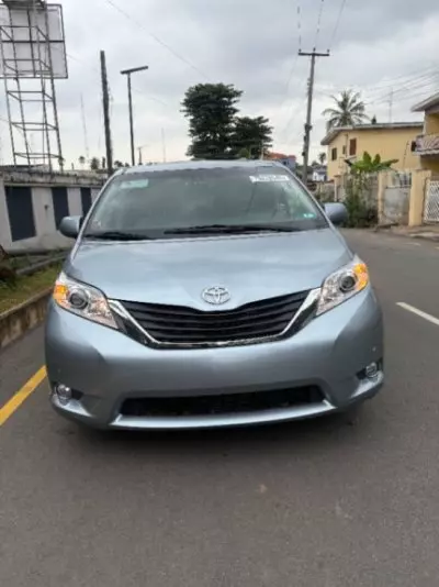 TOYOTA Sienna