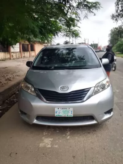 TOYOTA Sienna