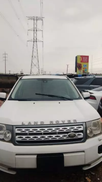 Land Rover LR 2