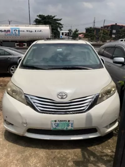 TOYOTA Sienna