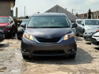 TOYOTA Sienna