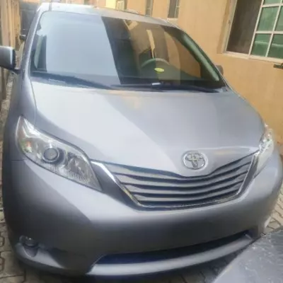 TOYOTA Sienna
