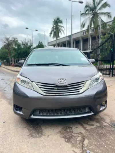 TOYOTA Sienna