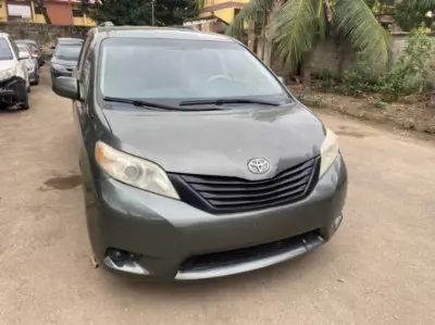 TOYOTA Sienna