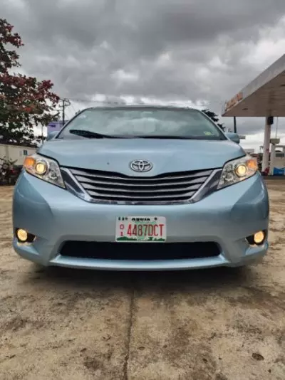TOYOTA Sienna
