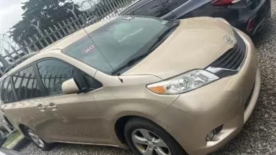 TOYOTA Sienna