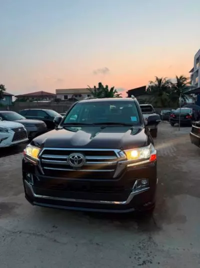 TOYOTA Landcruiser  V8