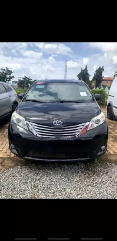 TOYOTA Sienna