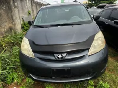 TOYOTA Sienna
