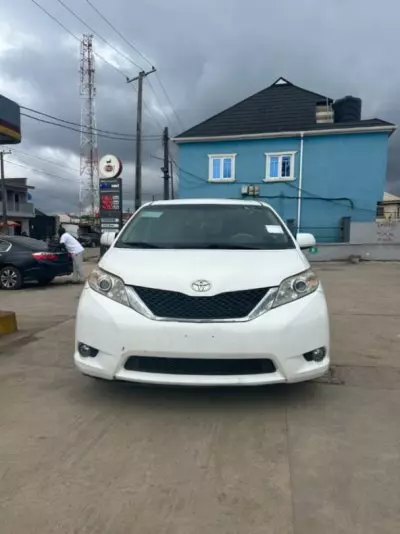 TOYOTA Sienna