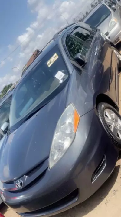 TOYOTA Sienna