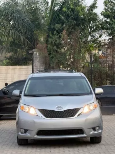 TOYOTA Sienna
