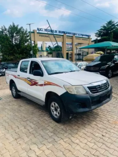 TOYOTA Hilux