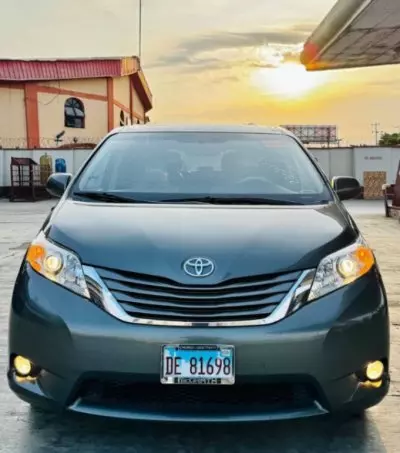 TOYOTA Sienna