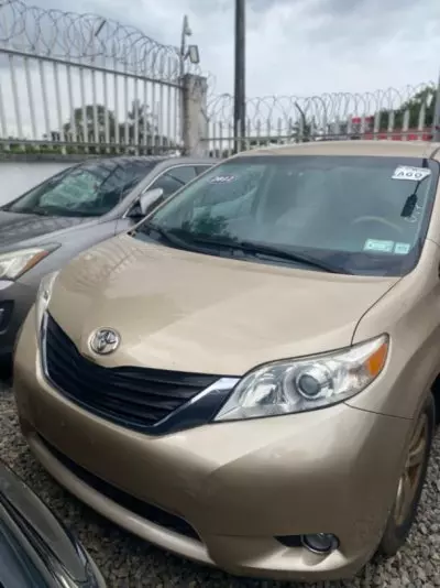 TOYOTA Sienna