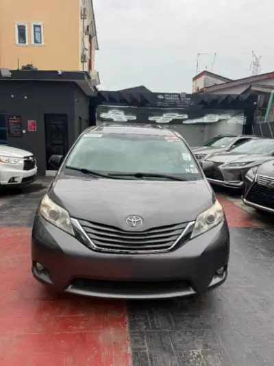 TOYOTA Sienna