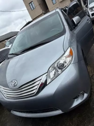 TOYOTA Sienna