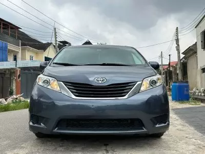 TOYOTA Sienna