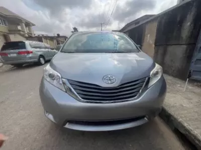 TOYOTA Sienna