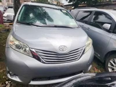 TOYOTA Sienna