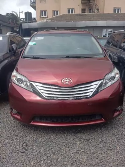 TOYOTA Sienna