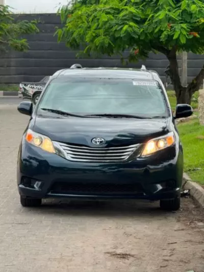 TOYOTA Sienna