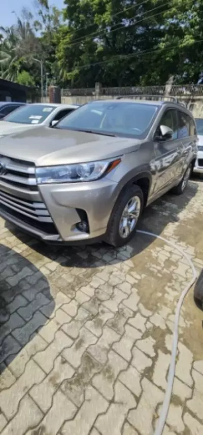 TOYOTA Highlander