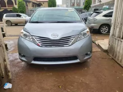 TOYOTA Sienna