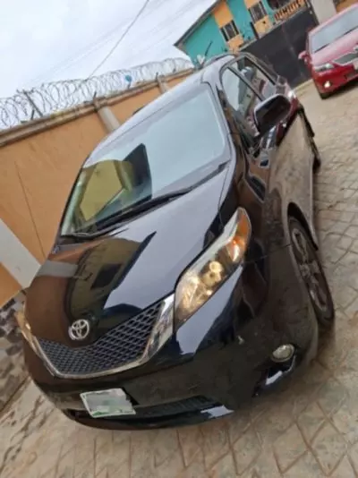 TOYOTA Sienna