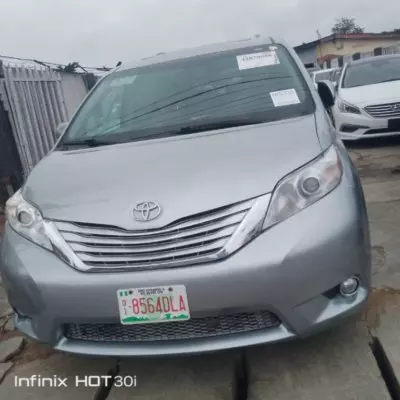 TOYOTA Sienna