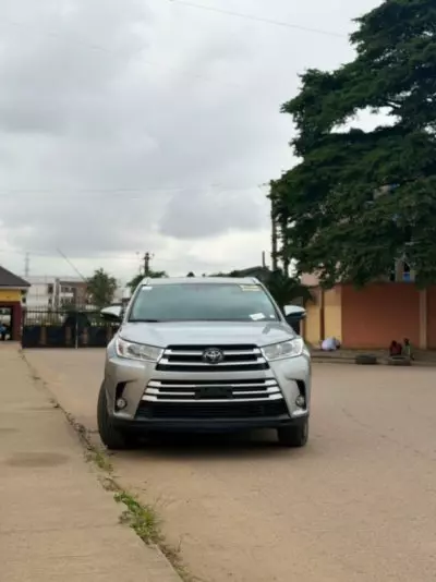 TOYOTA Highlander