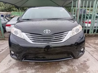 TOYOTA Sienna