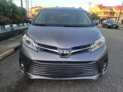 TOYOTA Sienna