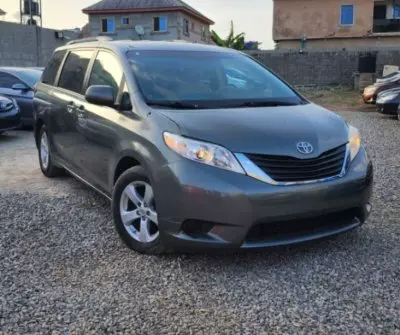 TOYOTA Sienna