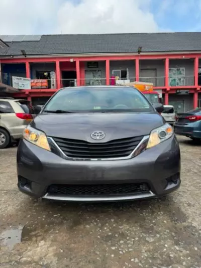 TOYOTA Sienna
