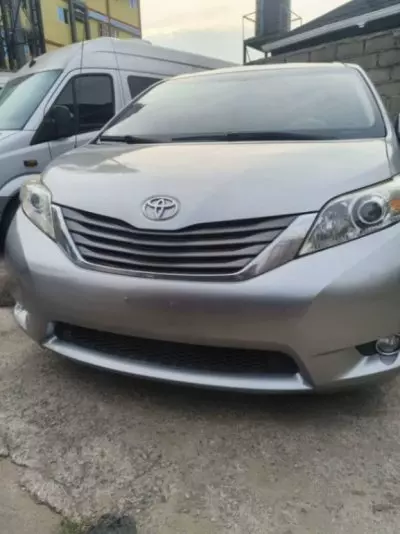 TOYOTA Sienna