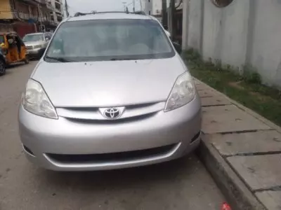 TOYOTA Sienna