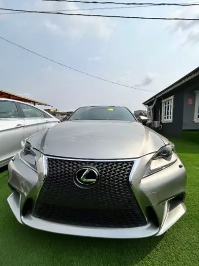 Lexus IS