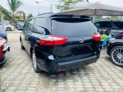 TOYOTA Sienna