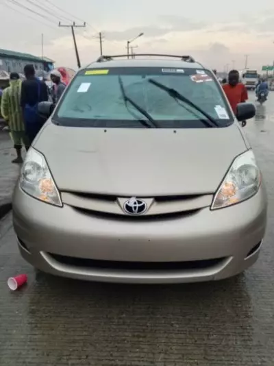 TOYOTA Sienna